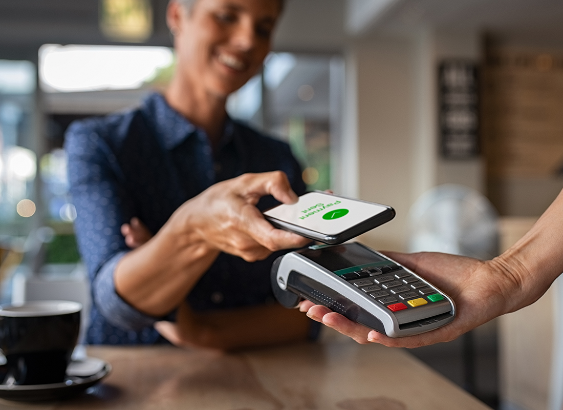 Payment method t t. Платить смартфоном. Безналичная оплата. Бесконтактная банковская карта. Бесконтактная оплата с телефона.
